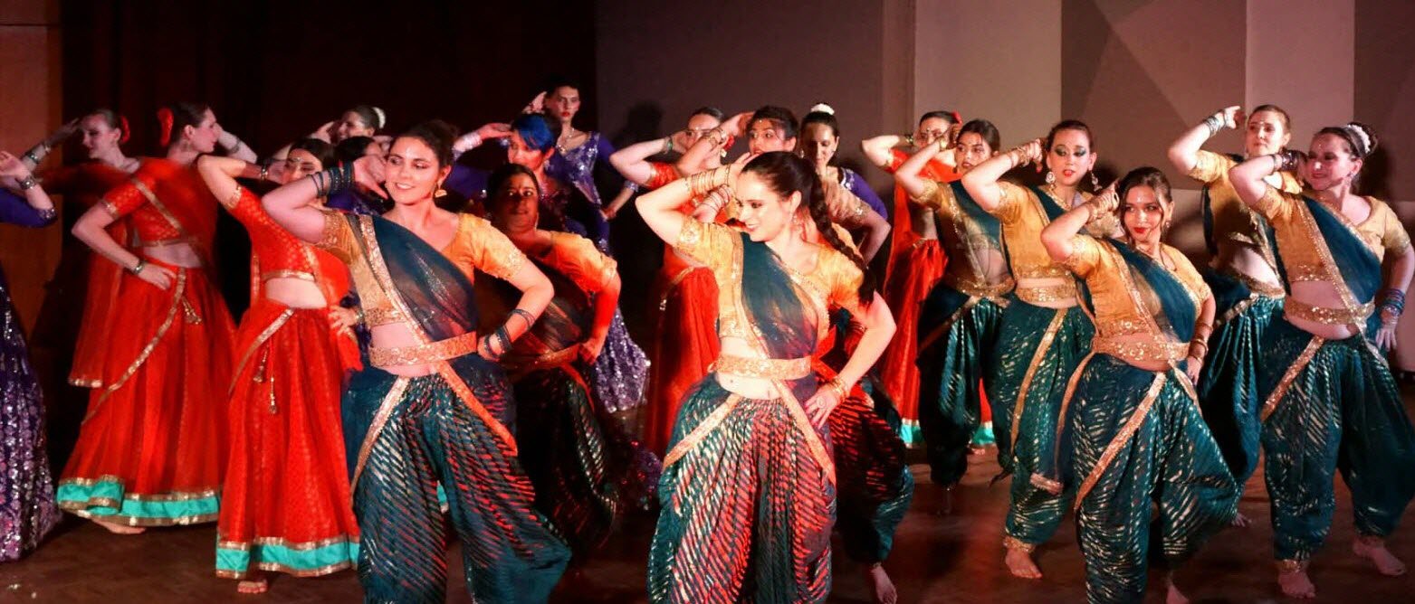 Les danseuses Bollywood lors du gala oriental du 29 juin 2025, pour les 20 ans de l’association Terre des arts.  Photo Frédéric Poncet